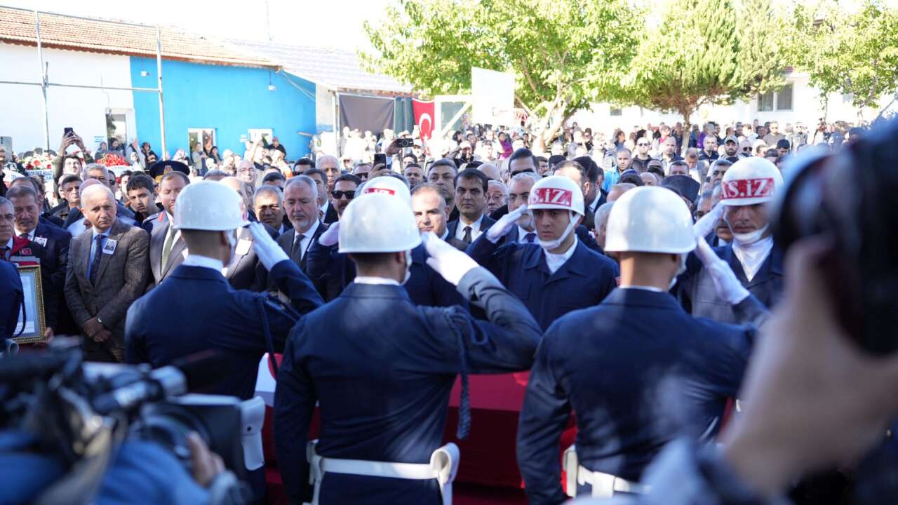 Fotoğrafını Babası Taşıdı: Milas Şehidini Gözyaşlarıyla Uğurladı 4
